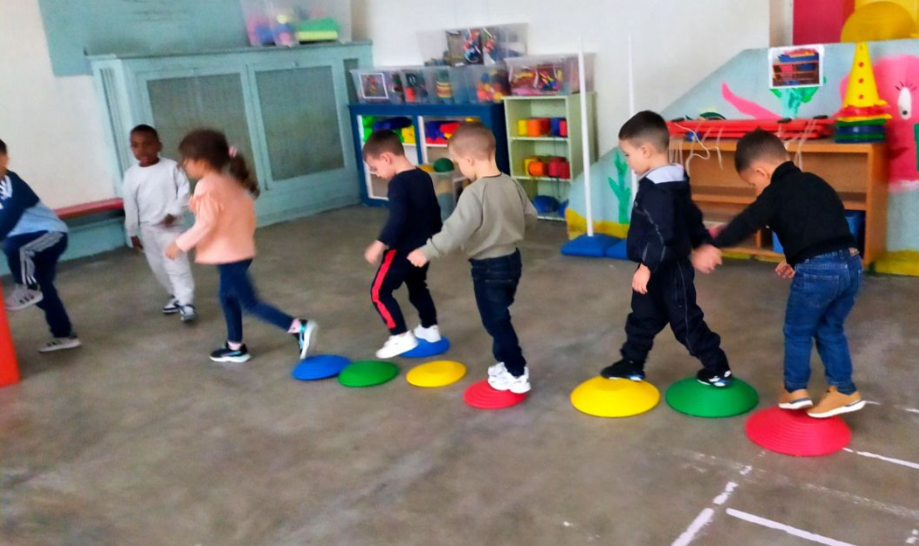 En motricité, on bouge, on coopère, on s’amuse ! 🤸‍♀️🤸‍♂️