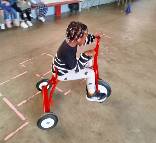 Tricycle et trottinette